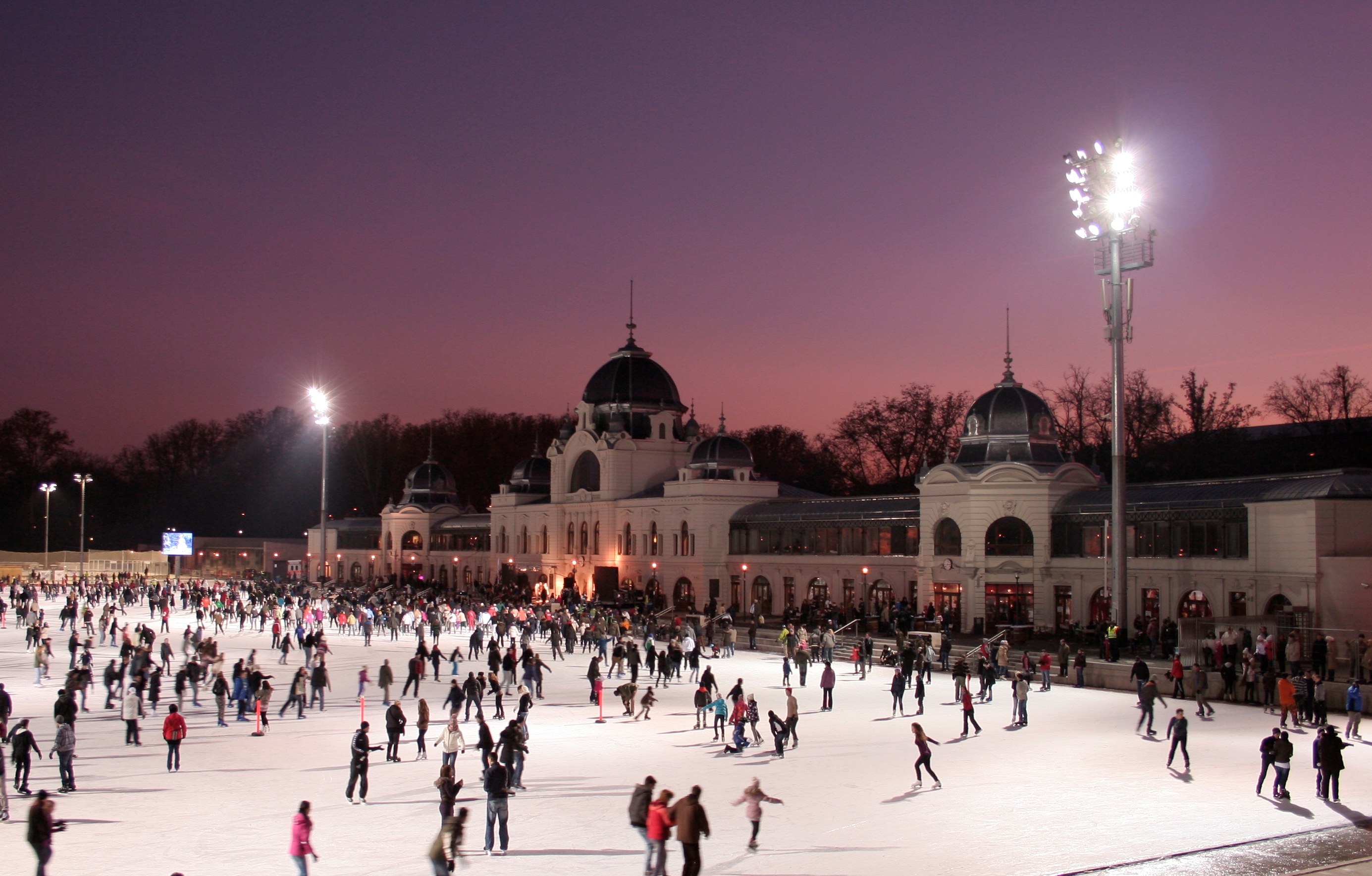 Super pista de patinação no City Park de Budapest (só no inverno)