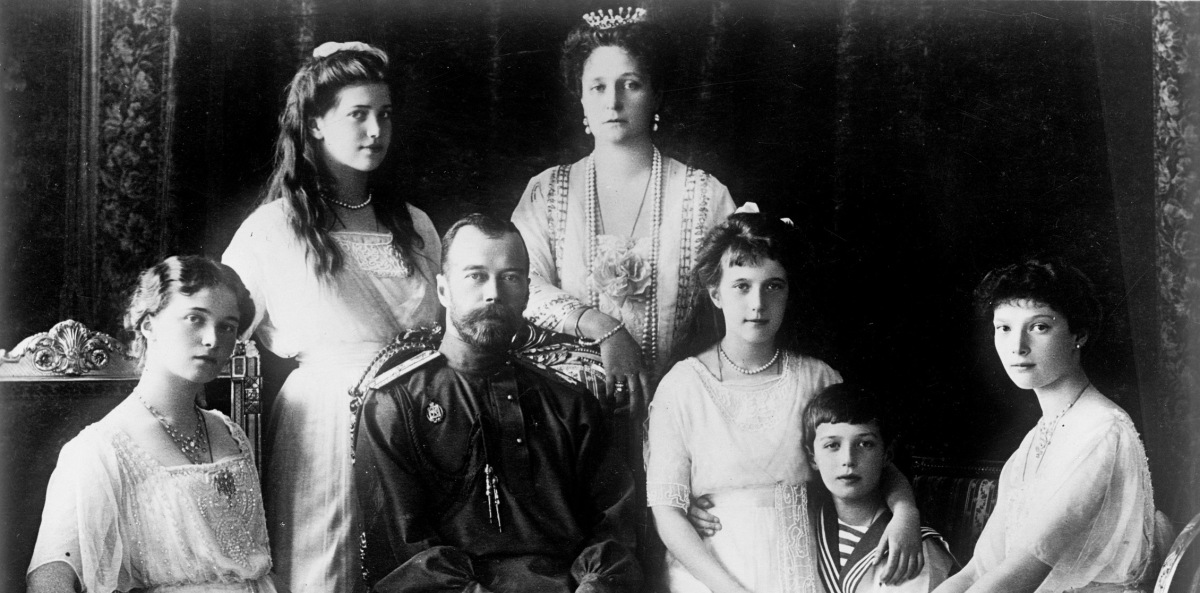Retrato da última família real Russa: Czar Nicolau II, sua esposa e seus 5 filhos