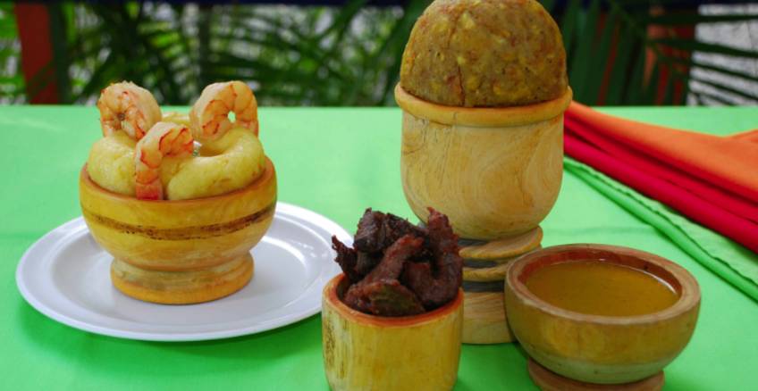 Alguns pratos da gastronomia dominicana. O mais alto é o MOFONGO. 