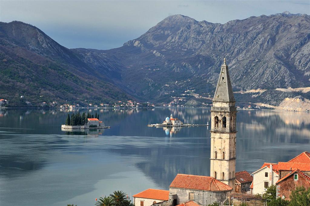 O pequeno vilarejo de Perast (e as duas ilhotinhas em frente) na Baía de Kotor, Montenegro | foto: montenegroexperience.tumblr.com
