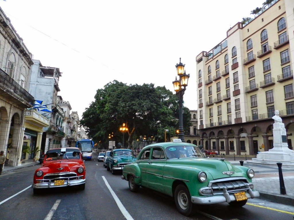 Carros antigos pelas ruas de Havana Velha - Paseo Del Prado - Cuba
