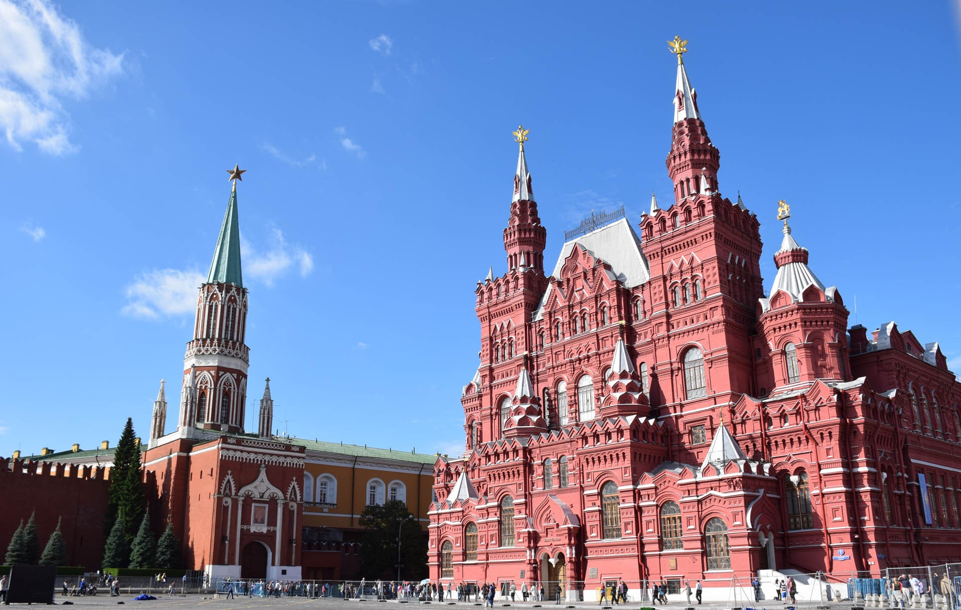 Uma das torres do Kremlin e Museu Histórico Russo - Praça Vermelha - Moscou - Rússia
