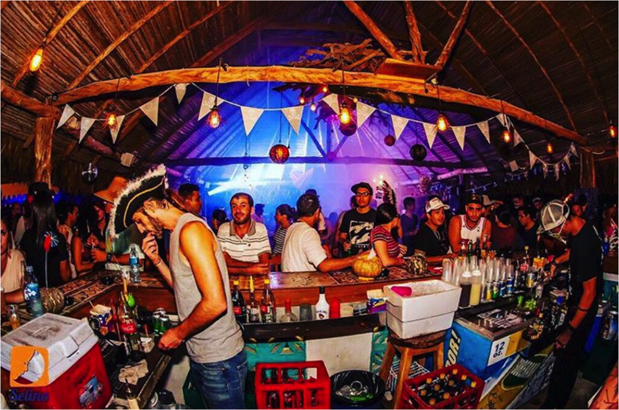 Bar/Restaurante do Selina Hostel Playa Venao - FESTA!! | foto: instagram @selinahostels