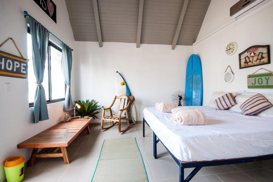Triple Room com banheiro privado | foto: site do Selina Hostel Playa Venao