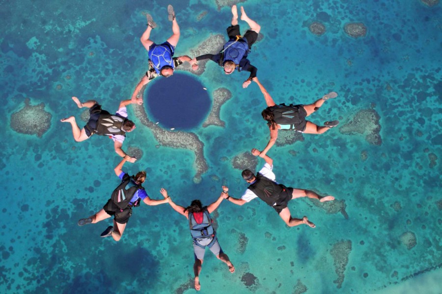 Que tal um salto de paraquedas com esse visual do Blue Hole? Belize