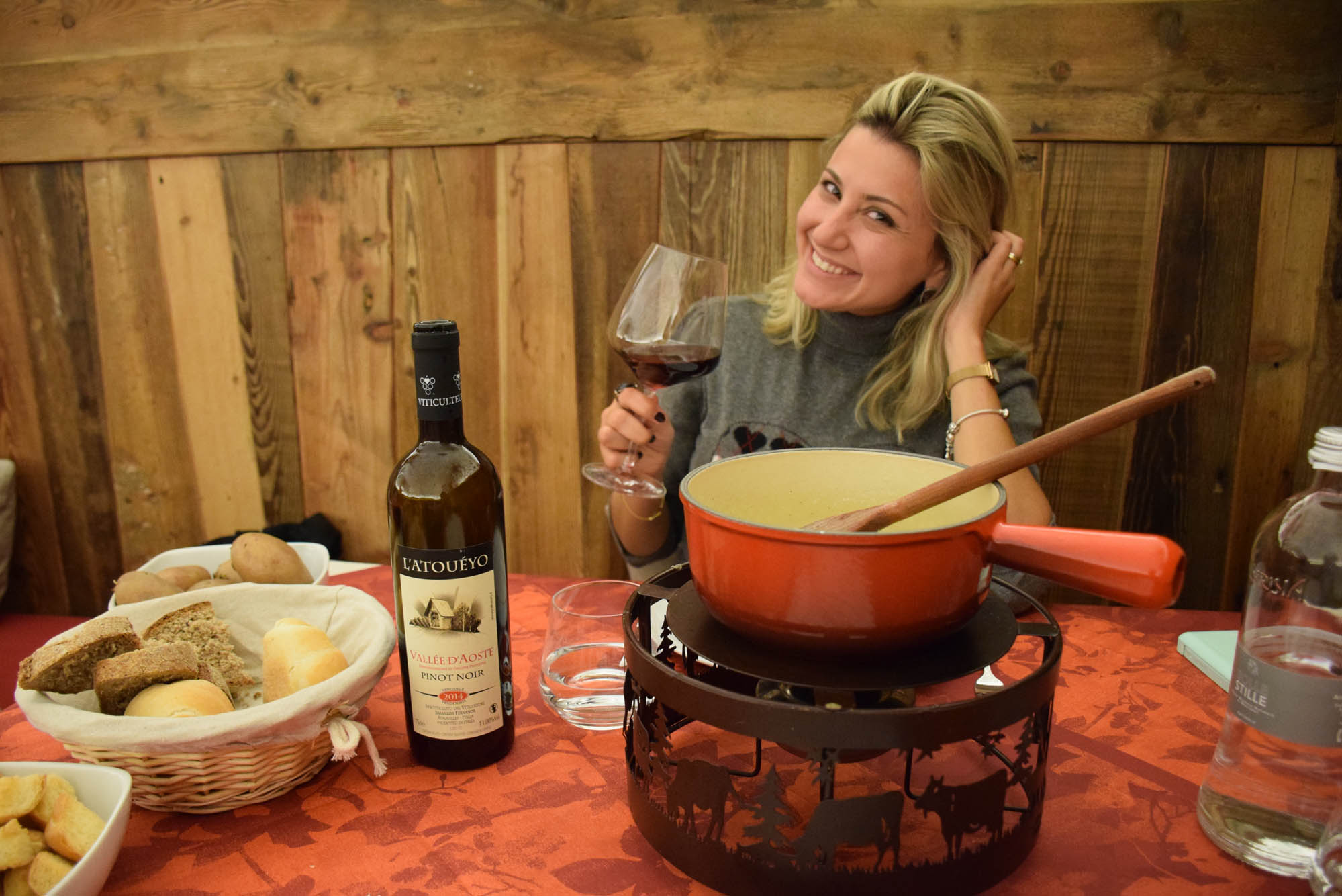 Vinho e fondue de queijo produzidos no Valle d'Aosta - Delícia!!