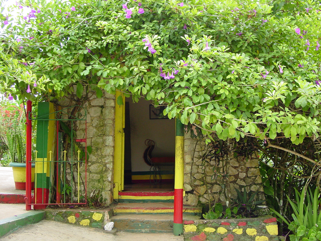 Casa onde nasceu Bob Marley, em Nine Mile, Jamaica | por david_e_waldron - Flickr (CC)