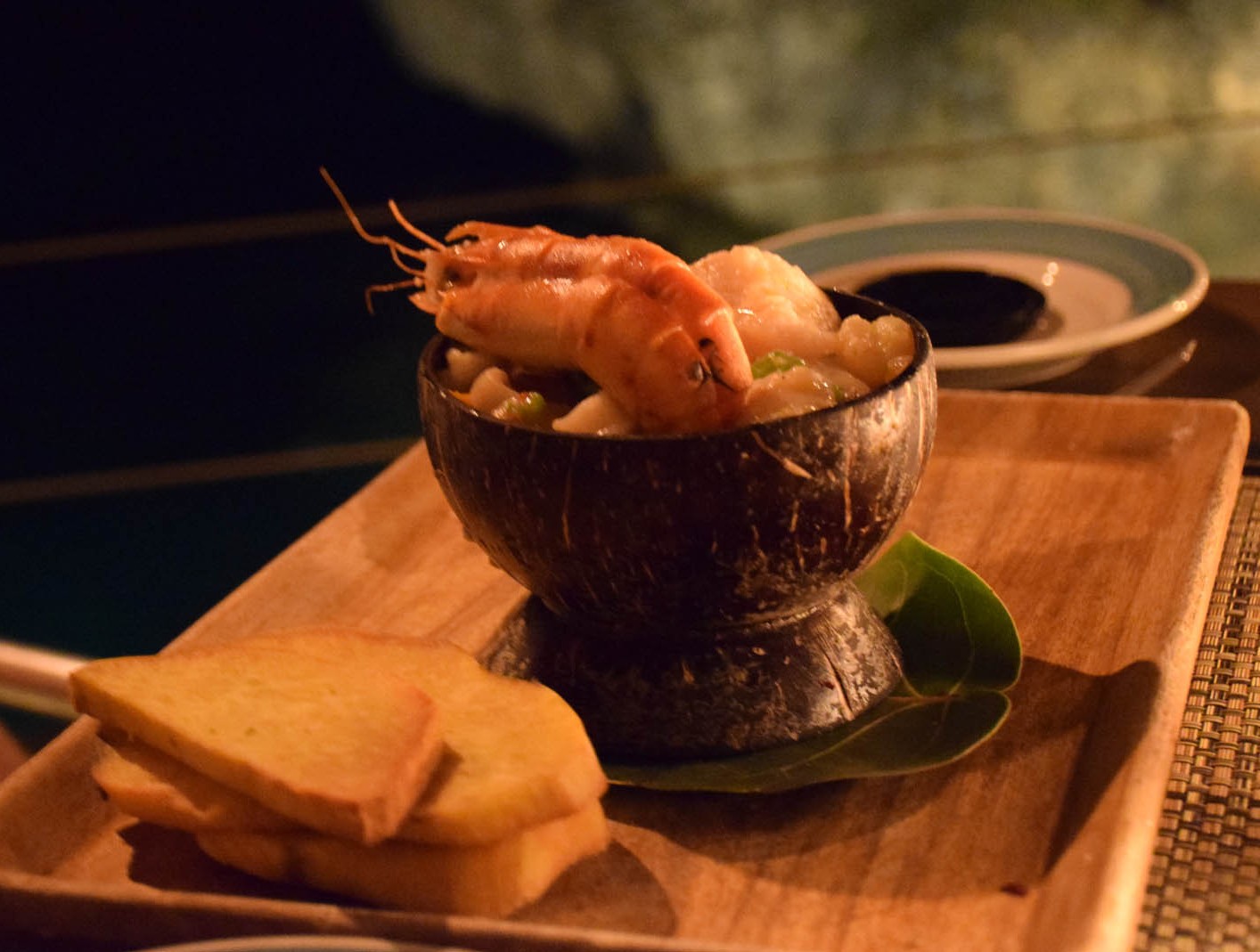 Prato do marido: lagosta, camarão, lula e peixe cozidos lentamente no rum.