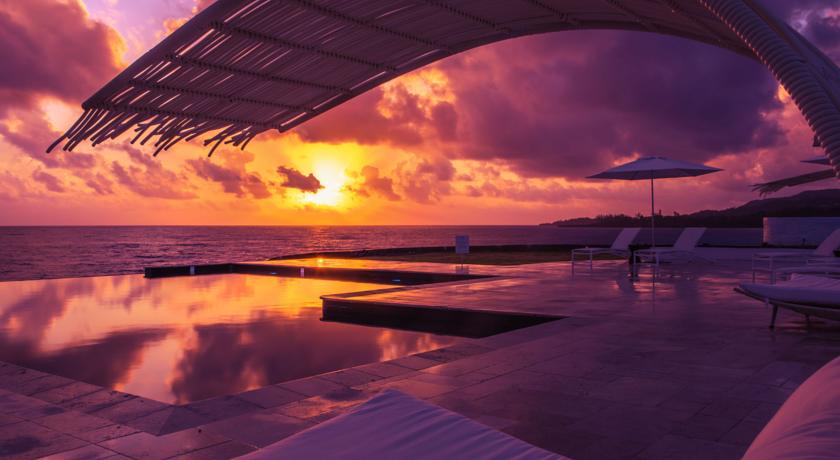 Piscina de borda infinita e um baita por do sol! | Trident Hotel Port Antonio, Jamaica