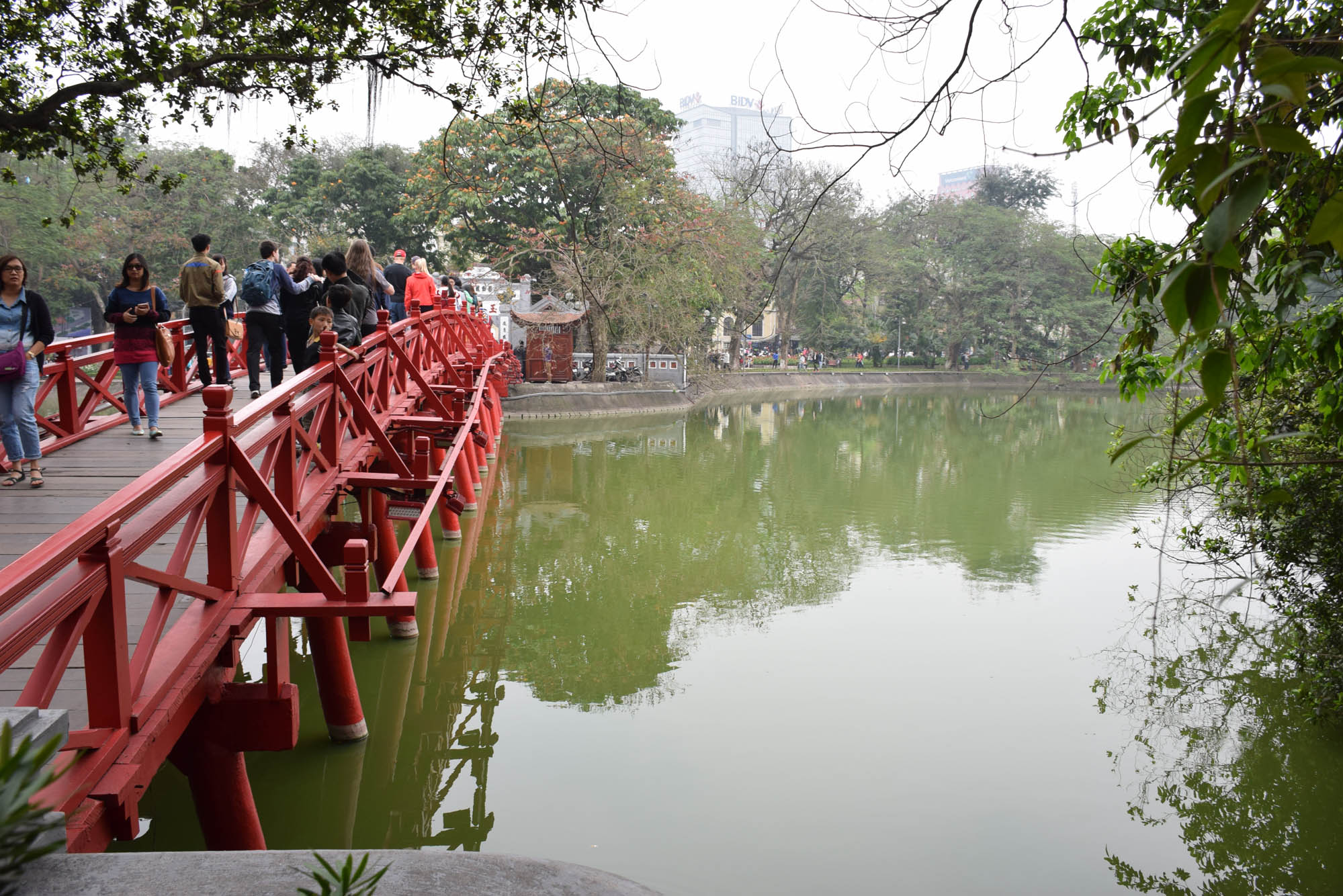 Hoan Kiem Lake no Old Quarter de Hanoi, e a ponte Huc