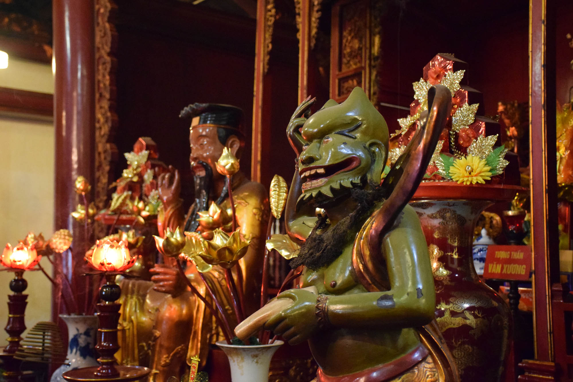 Dentro do Ngoc Son Temple, que fica em uma ilha no Lago Hoan Kiem