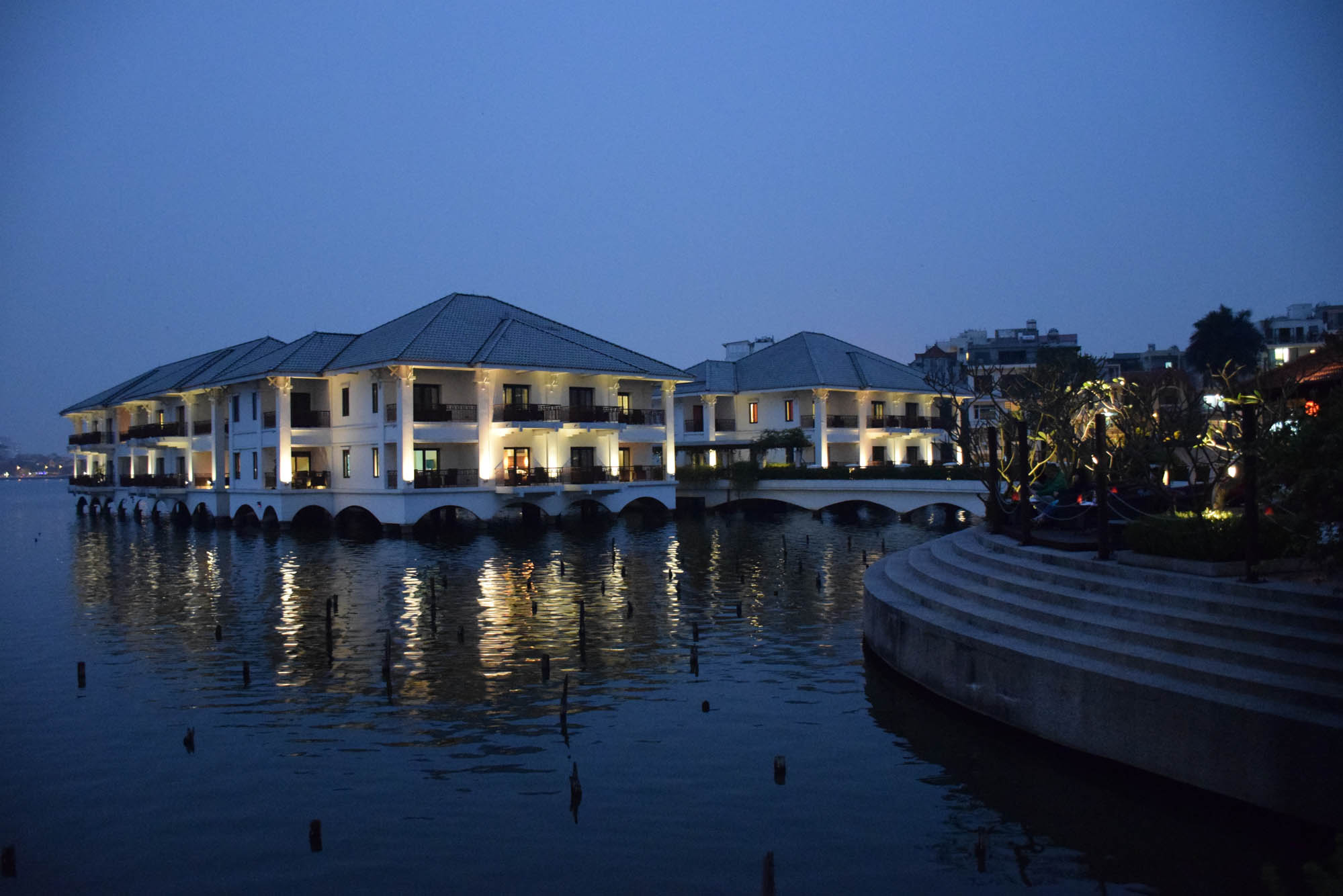 intercontinental-west-lake-hanoi-hotel-restaurant-sunset-bar