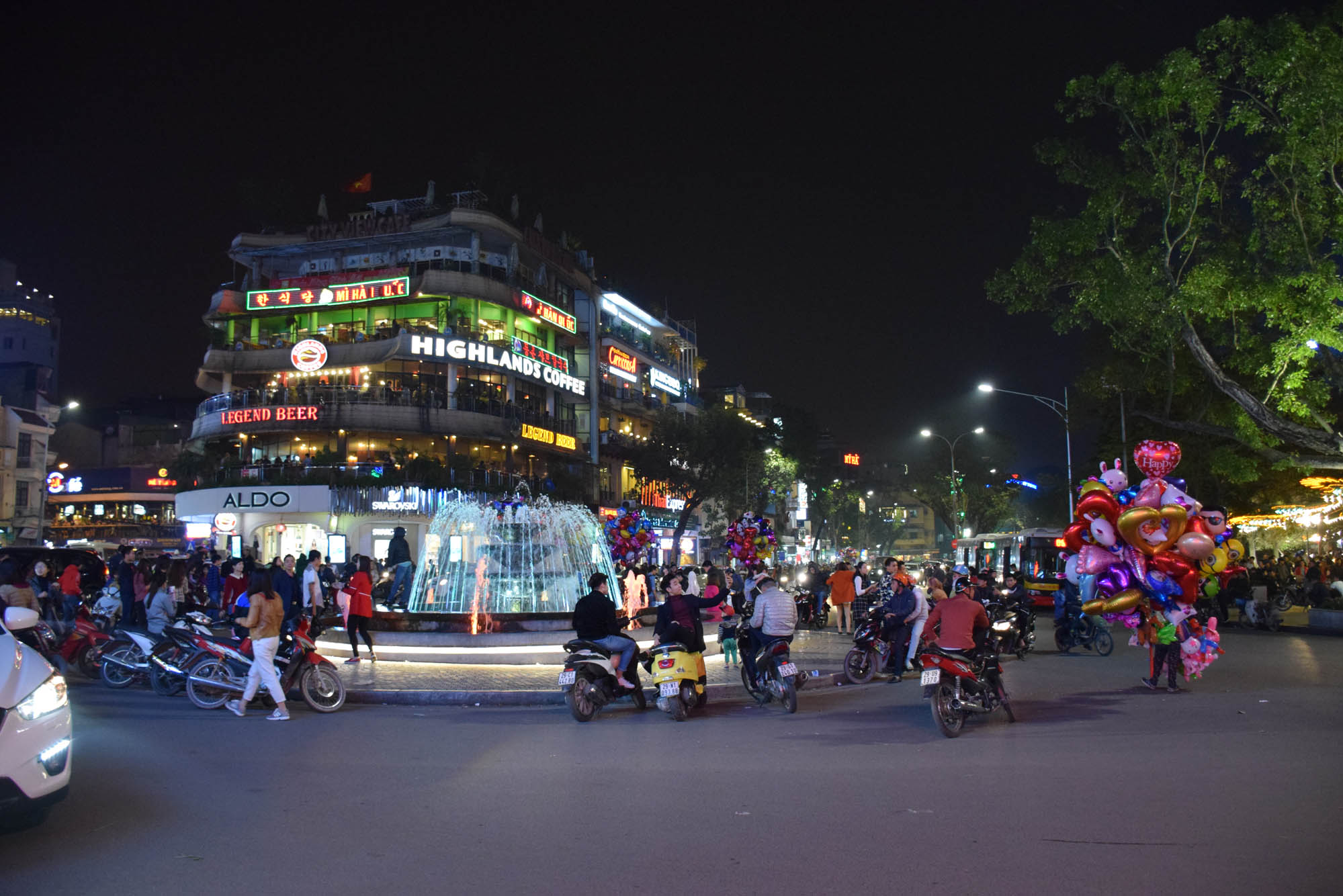 night-market-hanoi-vietnam