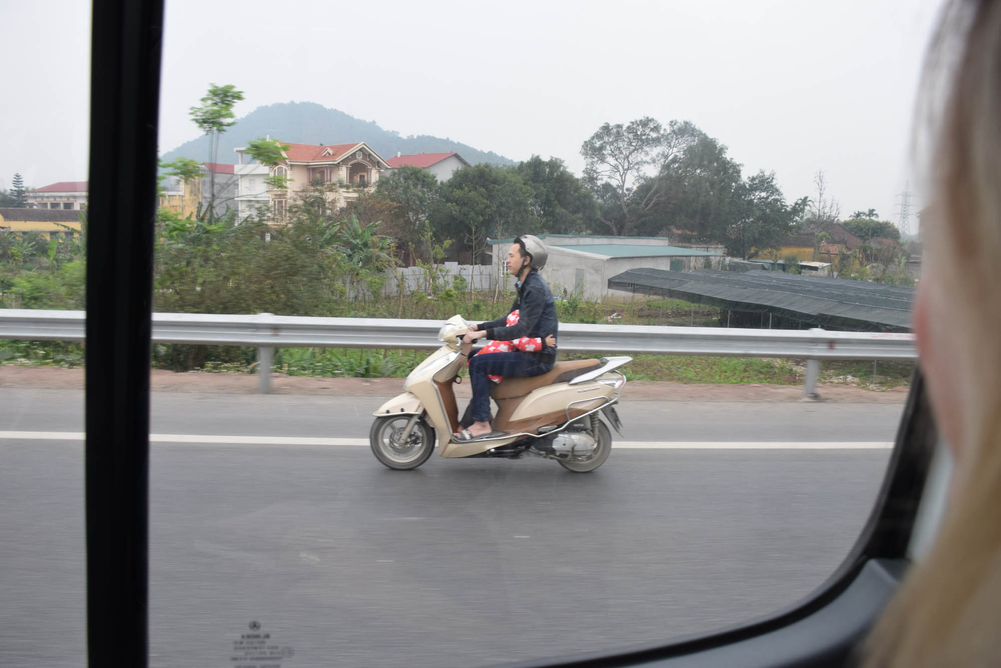 No caminho para Halong bay... Reparem na criança dormindo no colo do motoqueiro!!!!