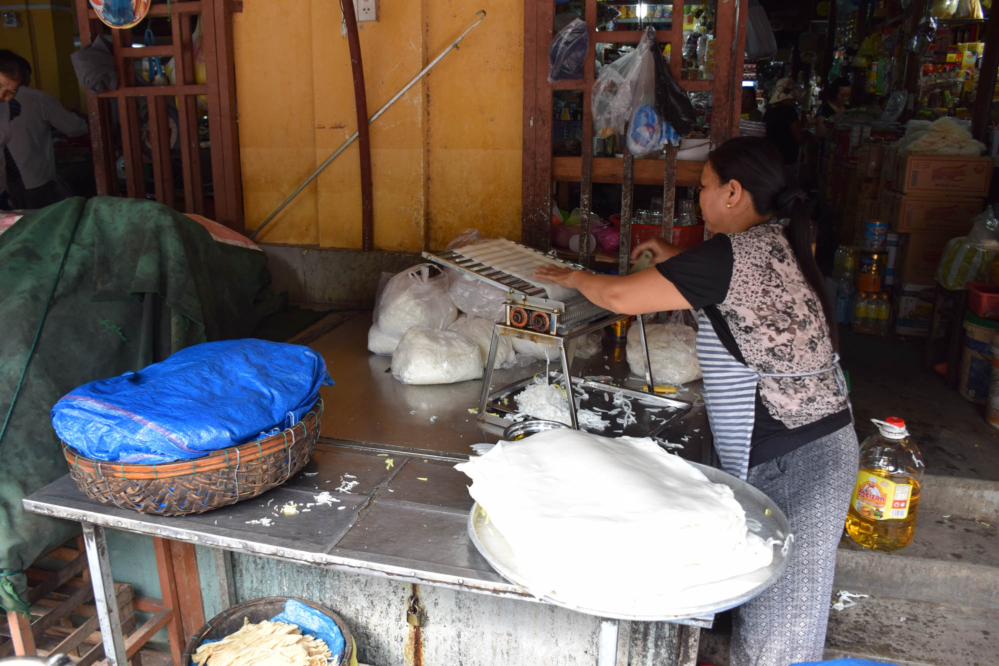 Fazendo papel e noodles de arroz no mercado de Hoi An