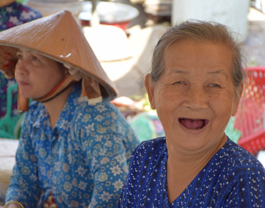Senhorinha fofa em um mercado no Delta do Rio Mekong - sul do Vietnã