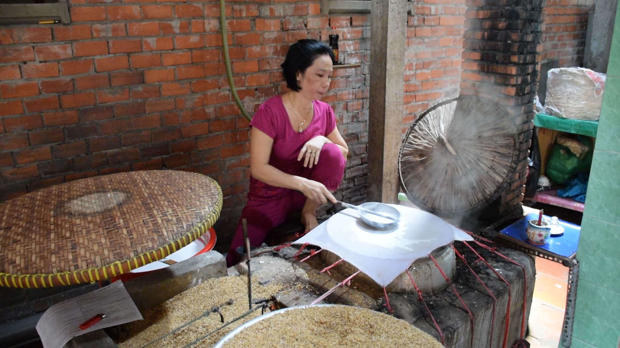 Papel de arroz no Delta do Rio Mekong - e a casca do grão é usada como combustível!!