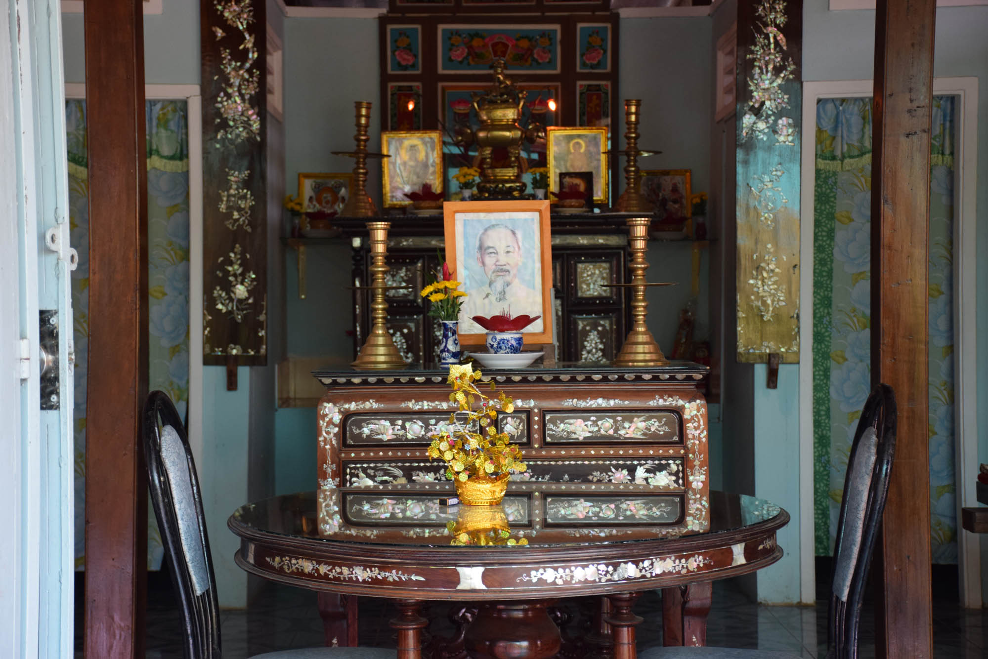Altar com foto de Ho Chi Minh na casa de uma moradora do Delta do Rio Mekong