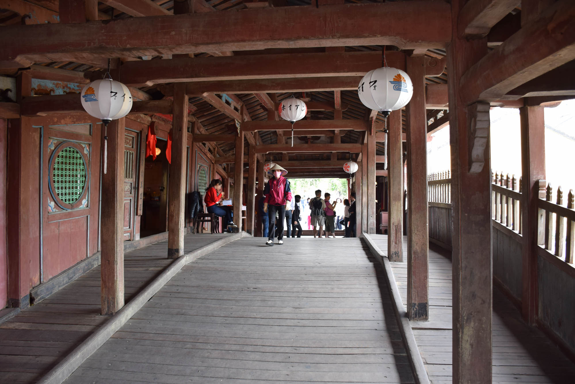 O interior da Ponte Japonesa de Hoi An, toda em madeira