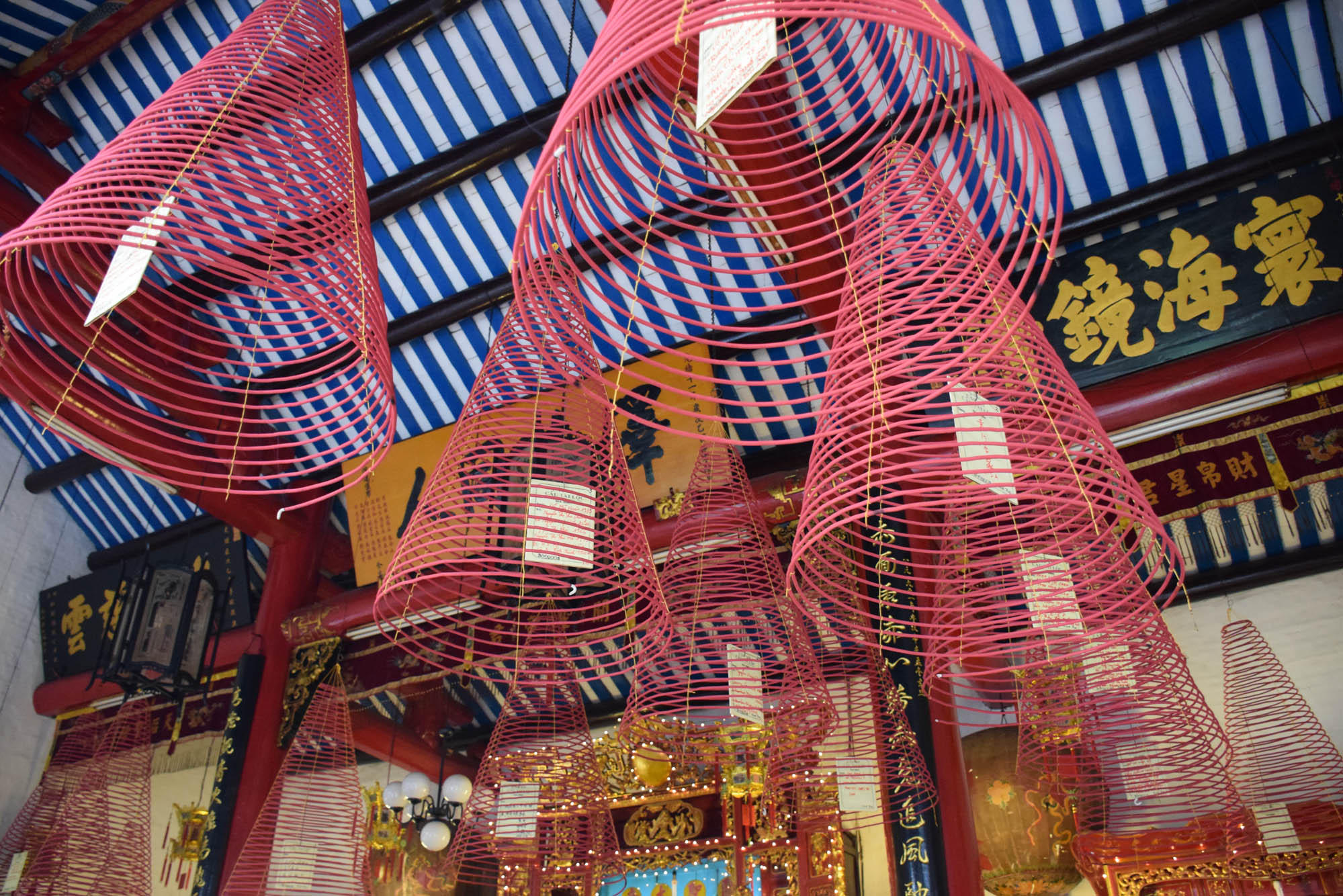 Os incensos em espiral pendurados no teto do templo