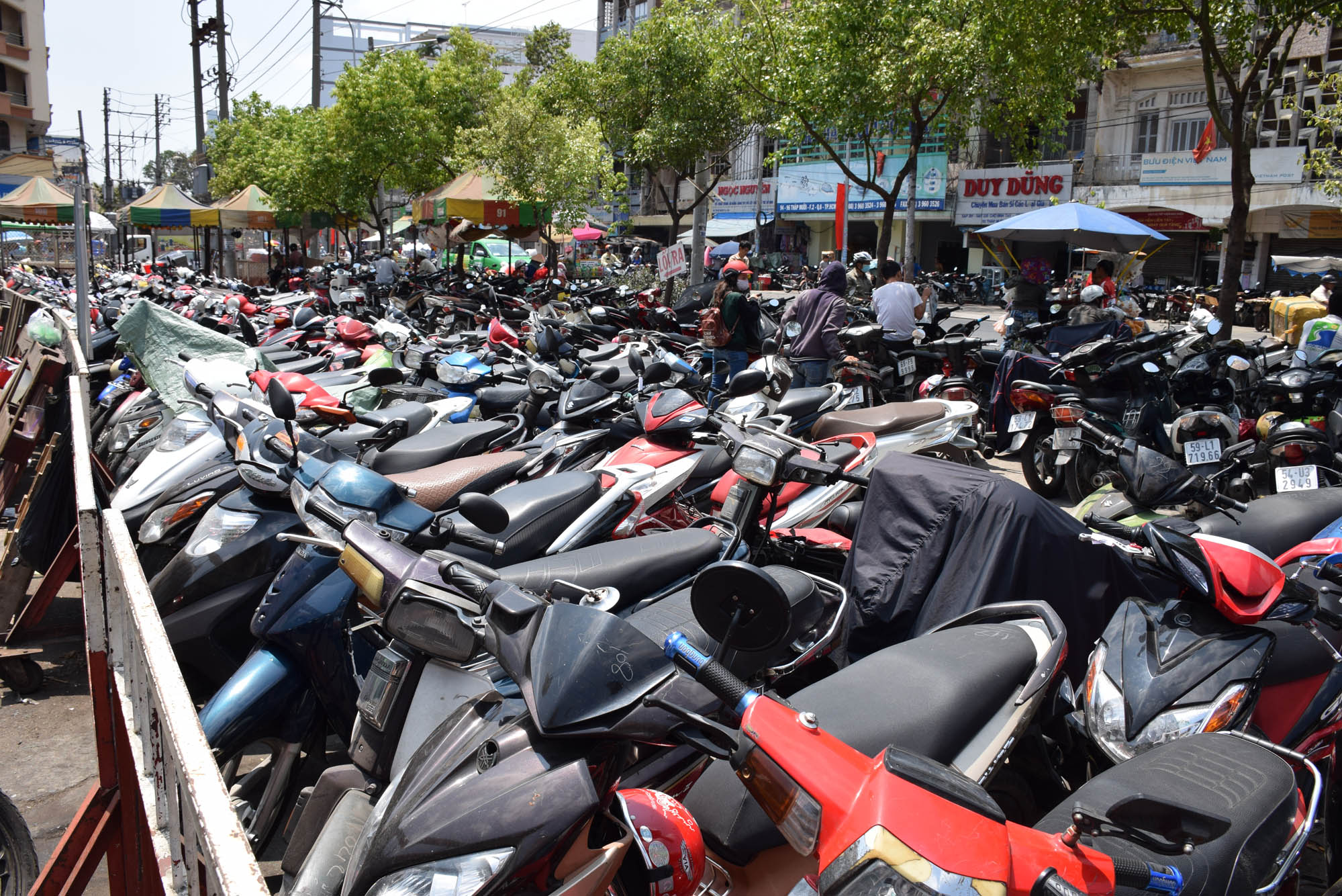motorbikes-ho-chi-minh-city-saigon-vietnam