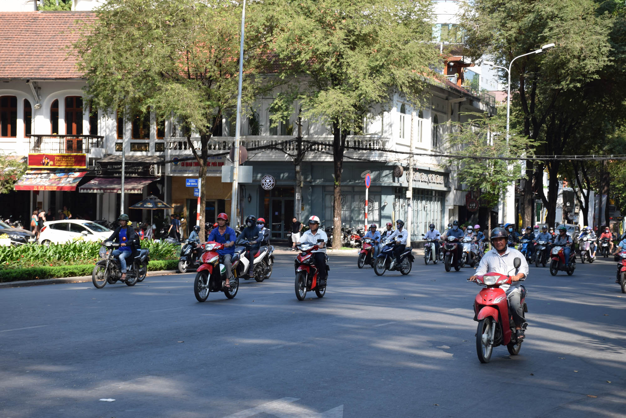Muitas e muitas motos no trânsito de HCMC!!!