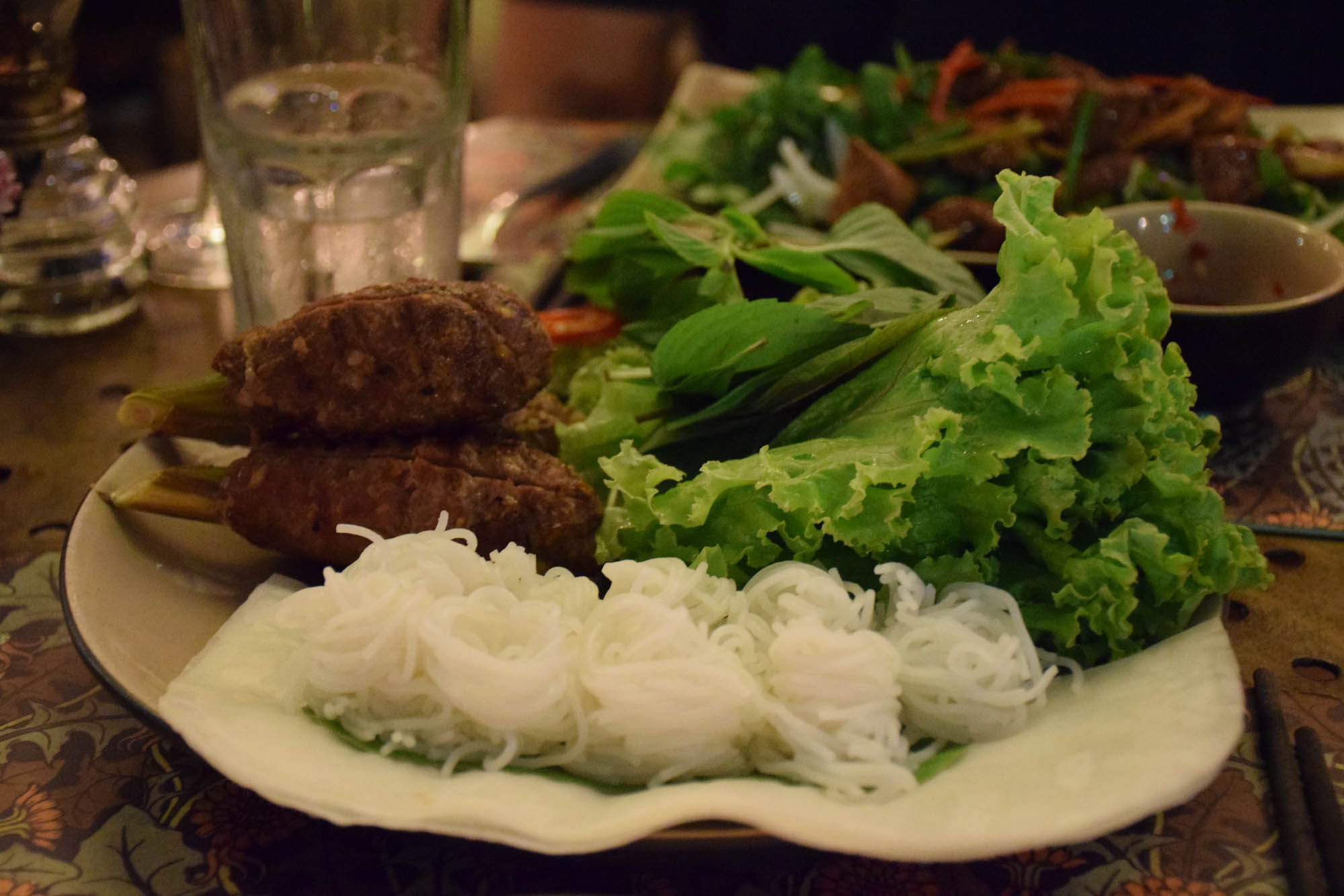 Meu prato: "espetinho" de carne no lemongrass com noodles de arroz, folhas e papel de arroz