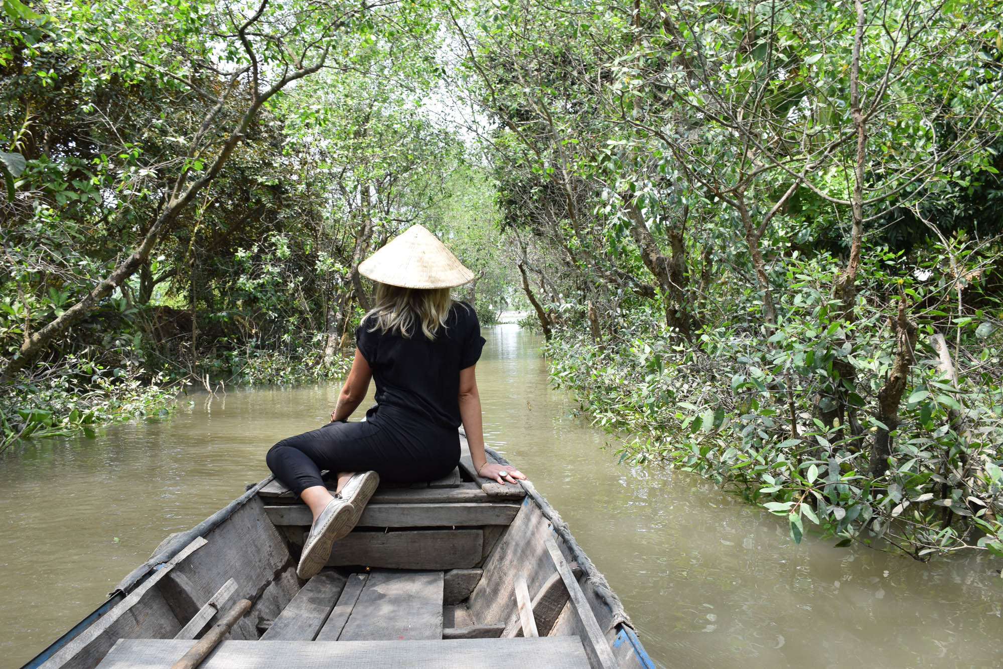 Passeio de barquinho a remo por um dos afluentes do Rio Mekong