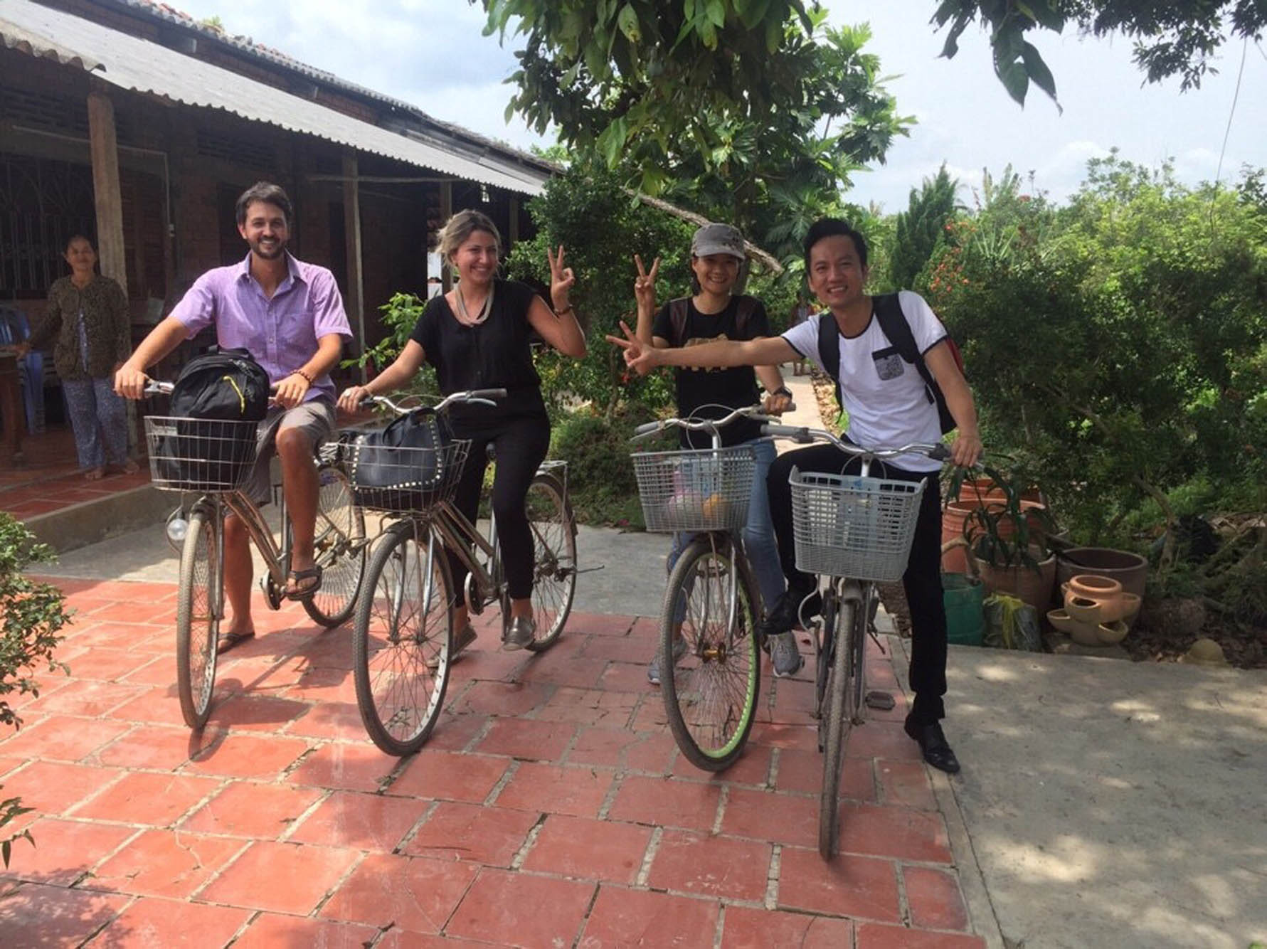 Passeio de bike em um vilarejo do Delta do Rio Mekong