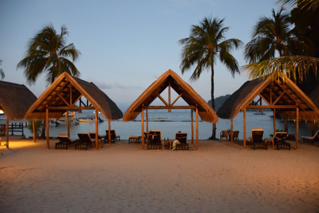 Área do hotel - espreguiçadeiras na praia | Miniloc Island - El Nido Resorts