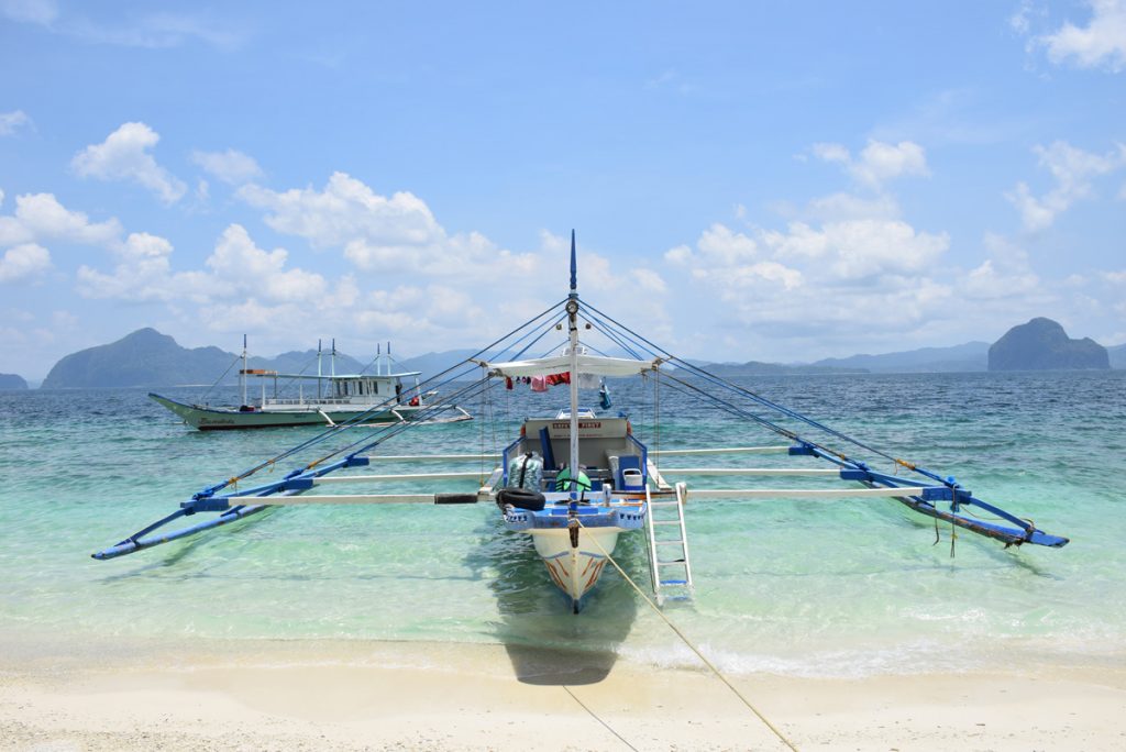 Um outrigger boat de turistas