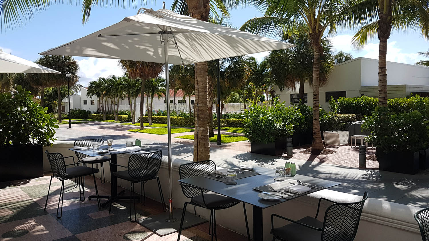 Mesinhas no terraço do Traymore Restaurant Área externa do restaurante Traymore Buffet de café da manhã | Hotel Metropolitan by COMO Miami Beach