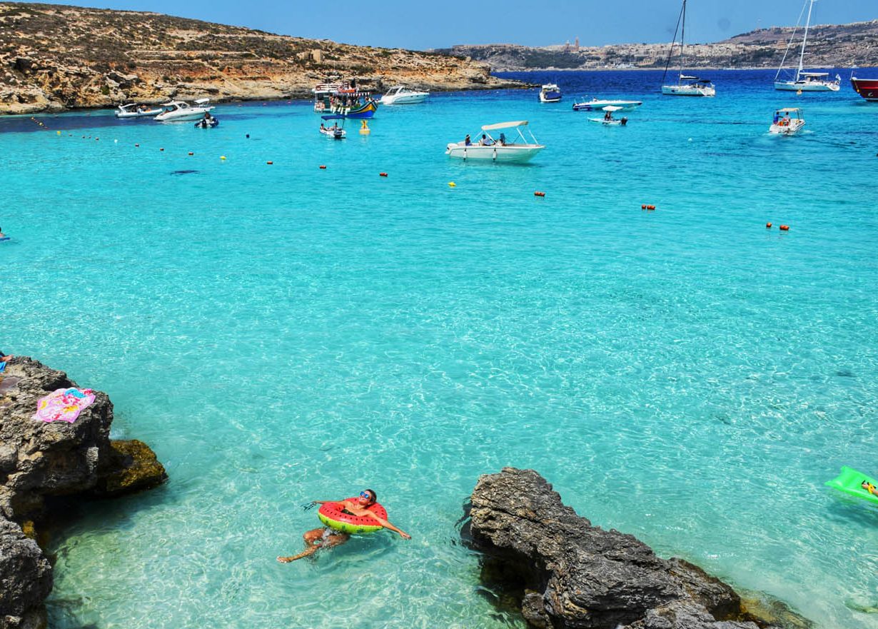 Boiando nas águas turquesas da Blue Lagoon, em Comino - Malta