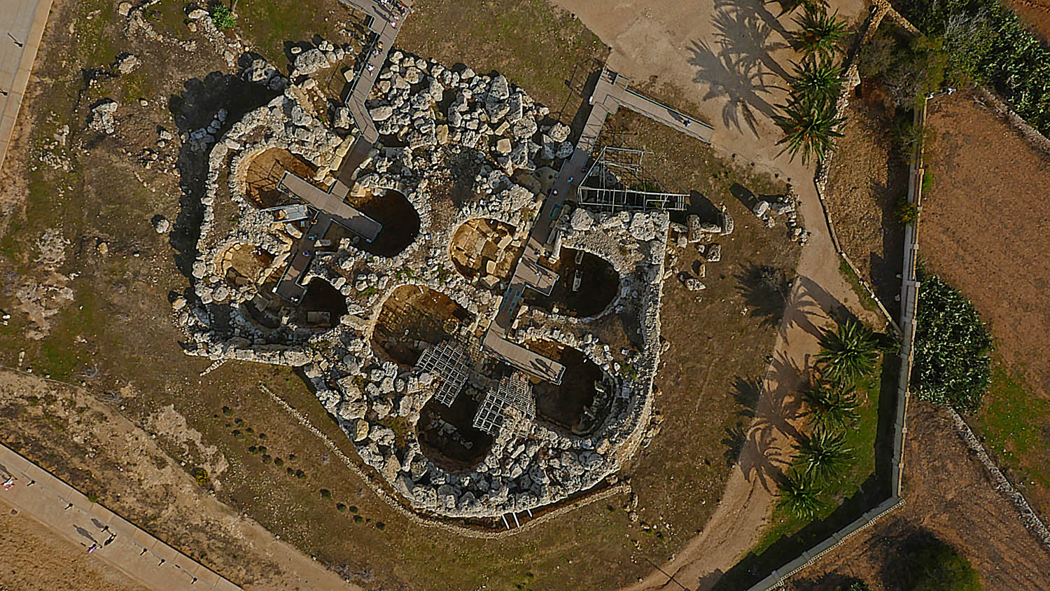 Vista aérea do Ggantija Temple | foto: © viewingmalta.com