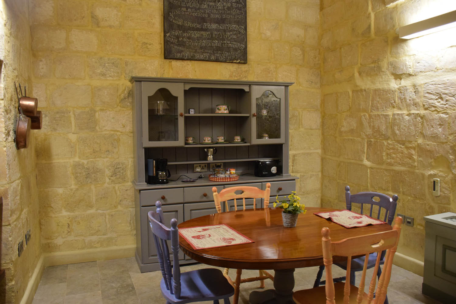 Sala de jantar e cozinha do meu apartamento no Hotel Palazzo Prince d'Orange - Valletta - Malta