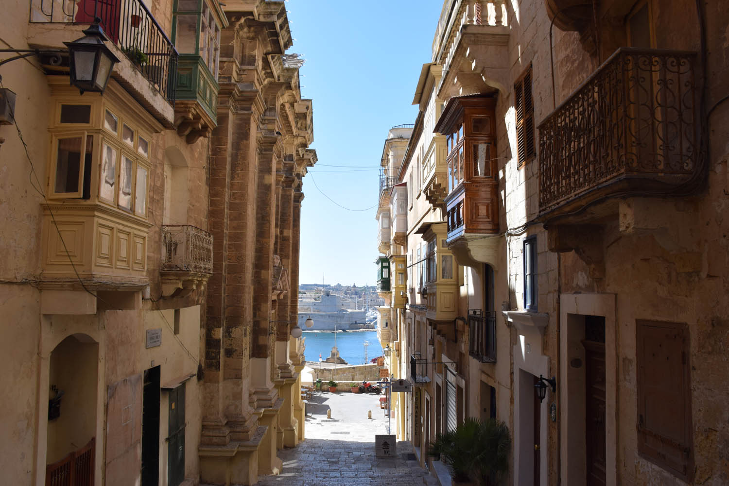 Pelas charmosas ruas de Valletta, capital de Malta