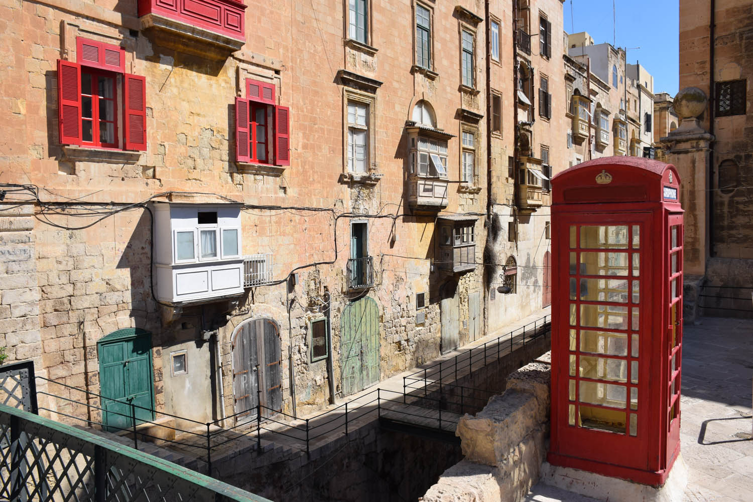 Cabine telefônica inglesa na capital maltesa, Valletta - herança do passado colonial