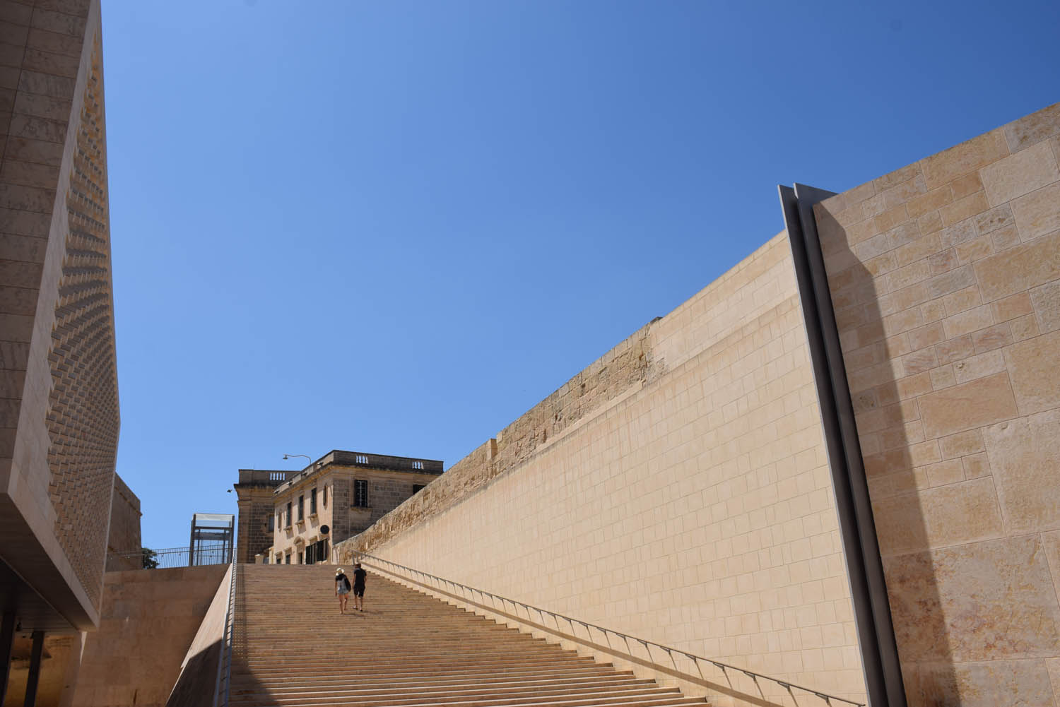 Escada lateral ao prédio do novo Parlamento, super moderno, em Valletta