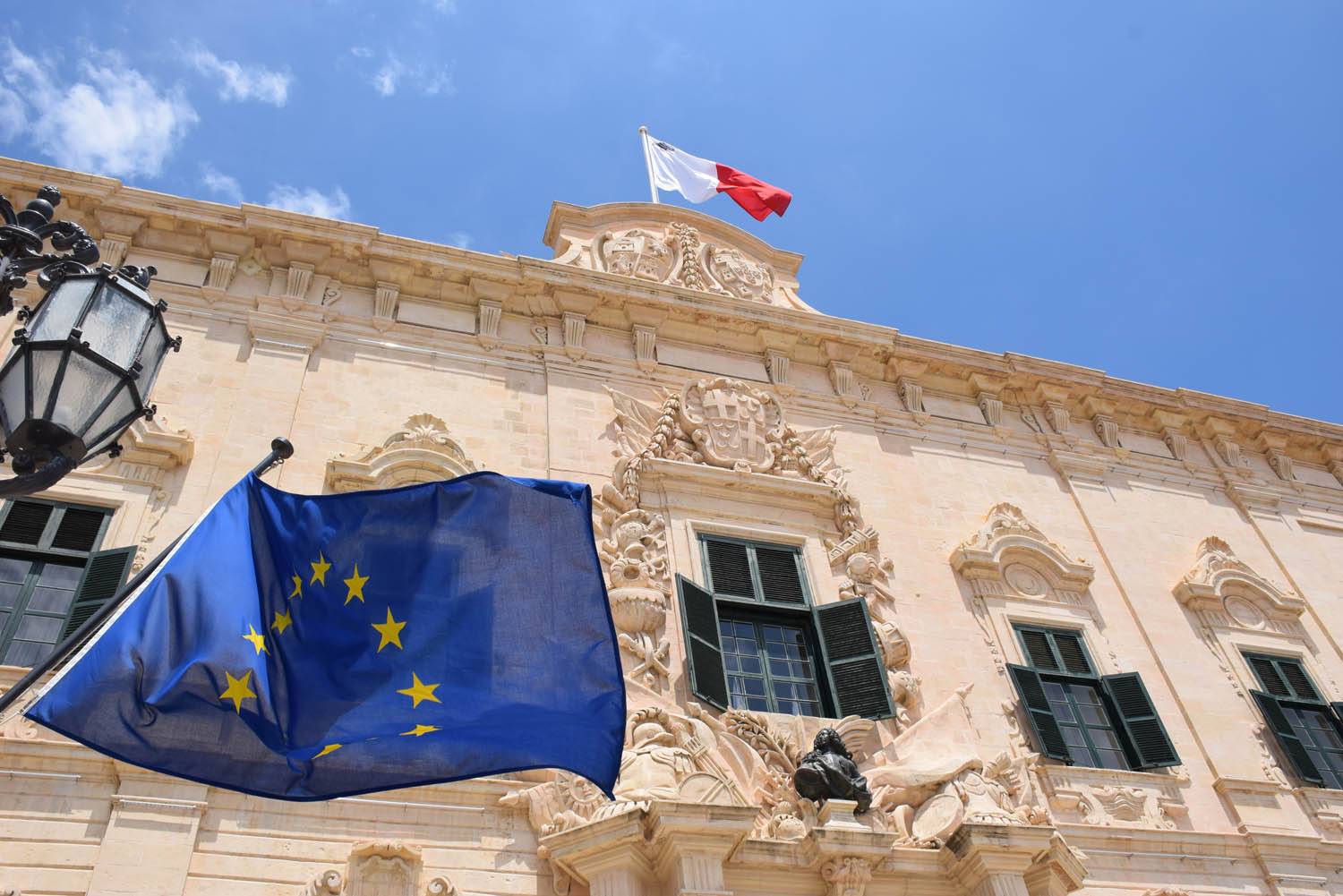 Bandeira da União Européia e de Malta no Palácio do Primeiro Ministro, em Valleta