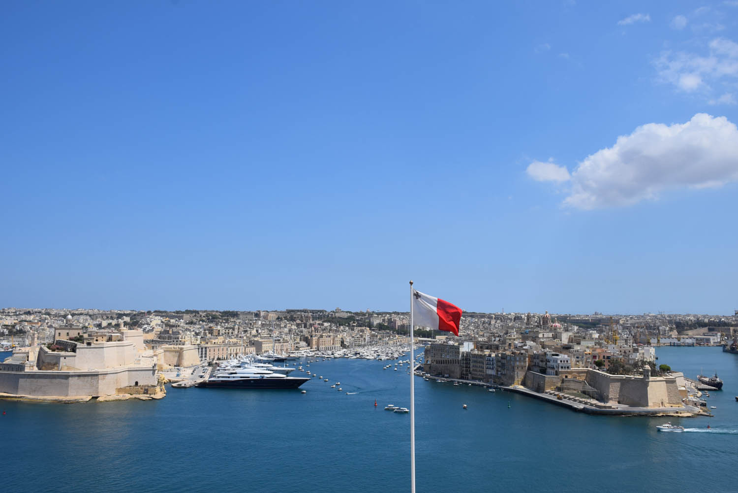 Bandeira de Malta, que tem a cruz de St. George - Vista do Upper Barrakka Gardens em Valletta