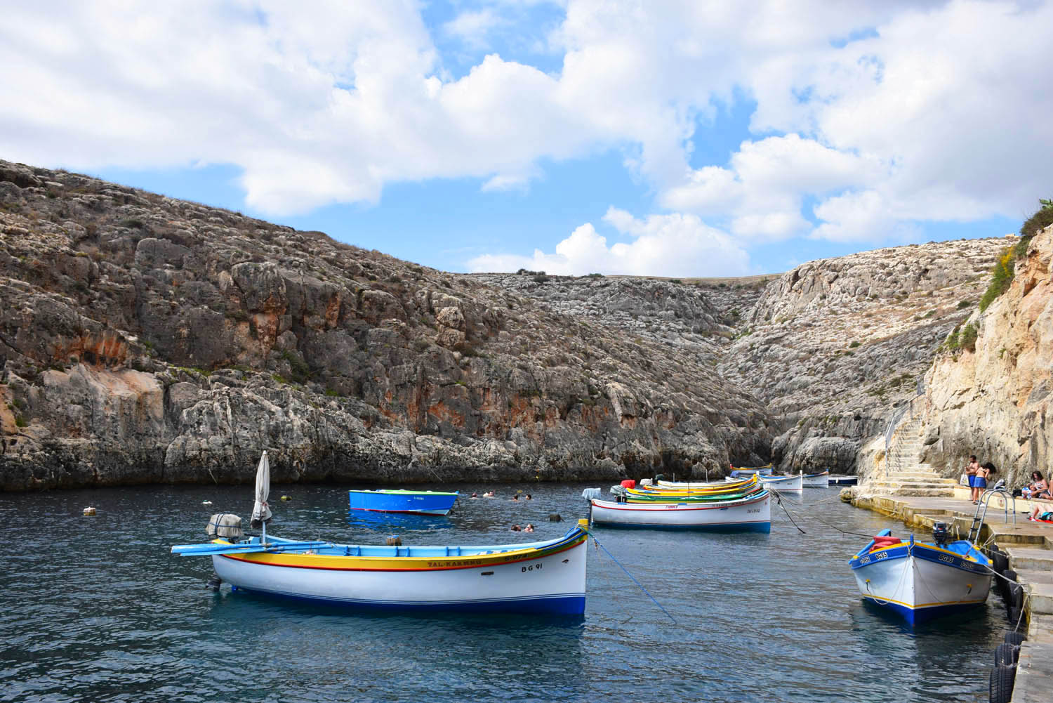 Os barquinhos que fazem o passeio pelas cavernas | Blue Grotto - Malta