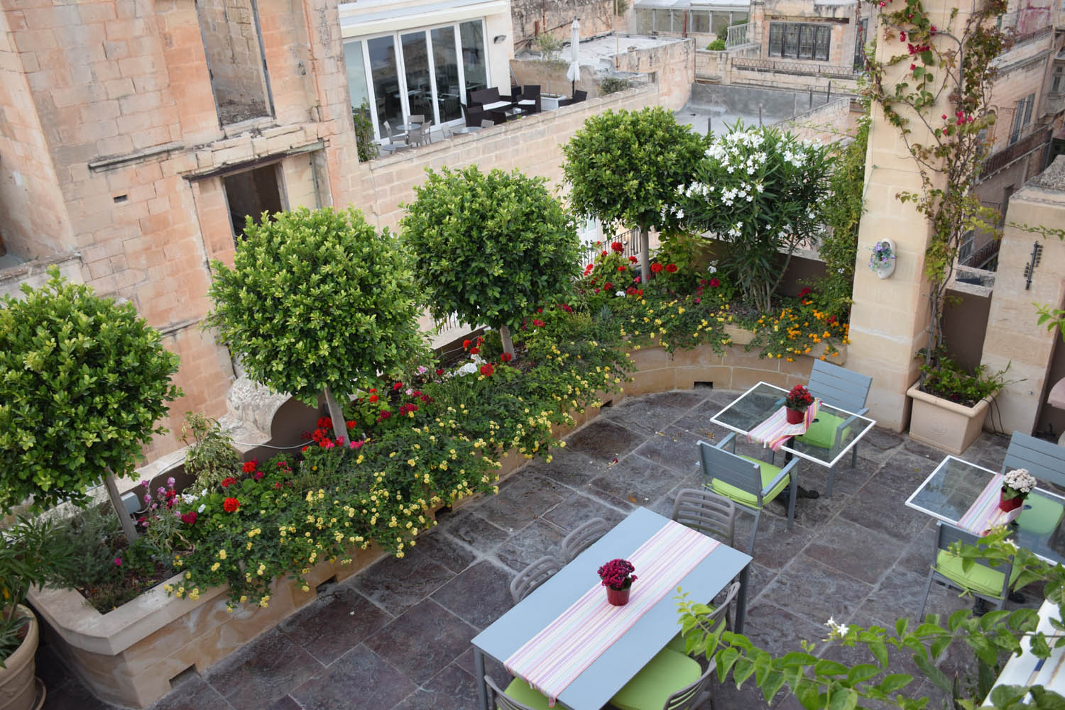 Mesinhas para os hóspedes no rooftop | Hotel Palazzo Prince d'Orange - Valletta - Malta
