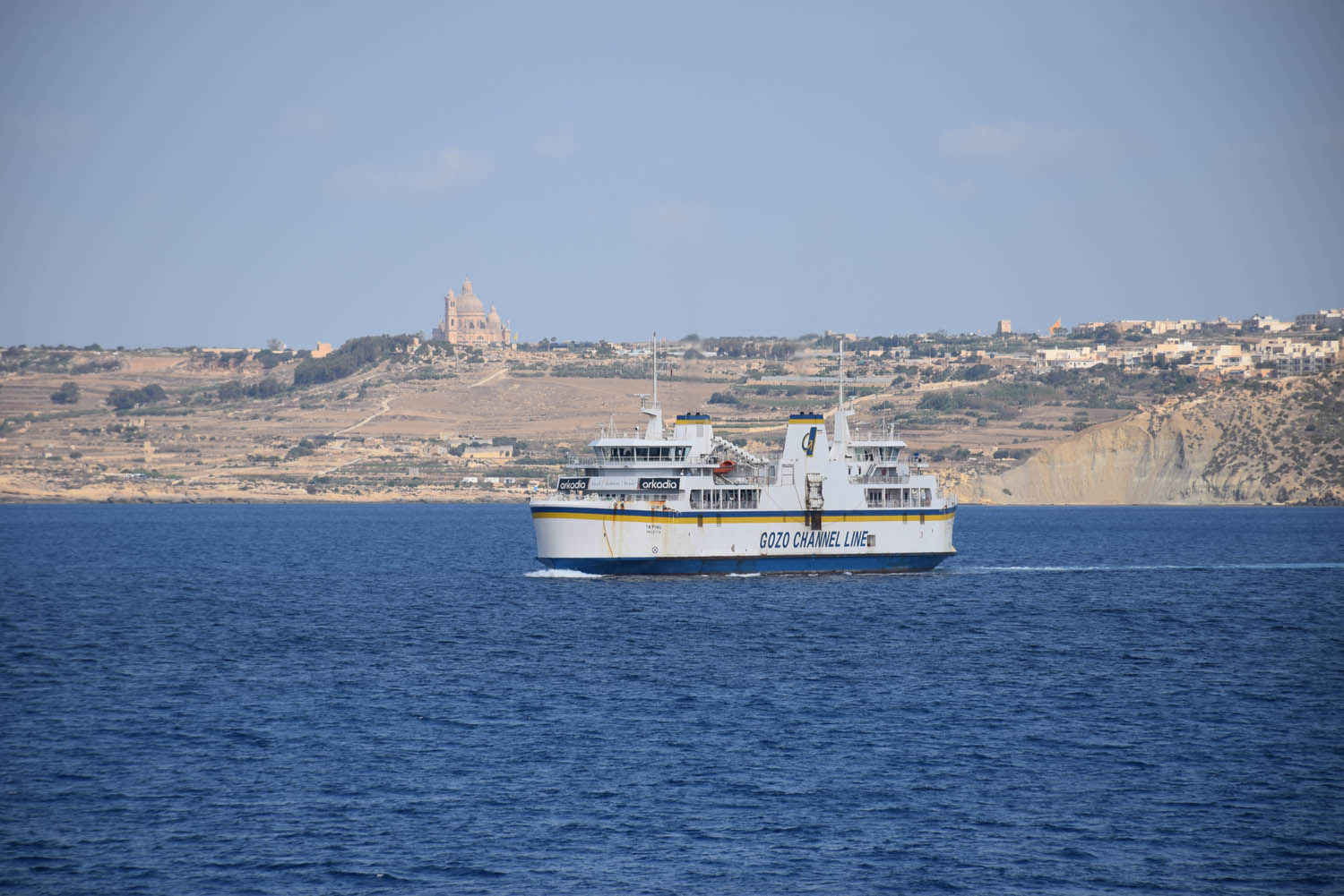 O ferry que liga a ilha de Malta à ilha de Gozo - para passageiros e carros