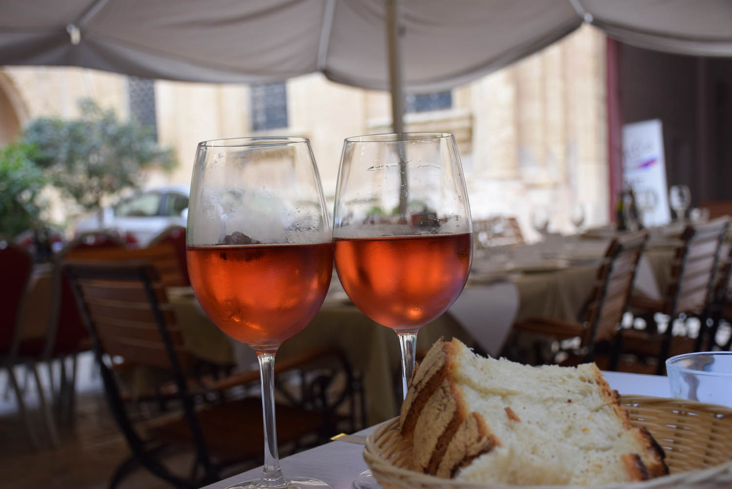 Vinho rosé maltês na Trattoria AD 1530 de Mdina, Malta (Hotel Xara Palace)