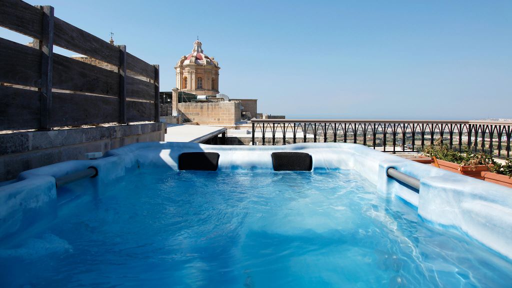 Jacuzzi do Hotel The Xara Palace Relais & Chateaux em Mdina, Malta | foto: divulgação