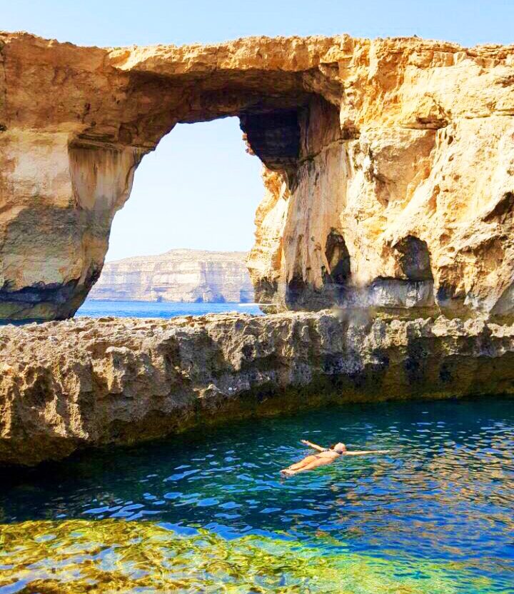 Blue Hole, aos pés da Azure Window, em Gozo - Malta | Maria Julia Devoá boiando :)
