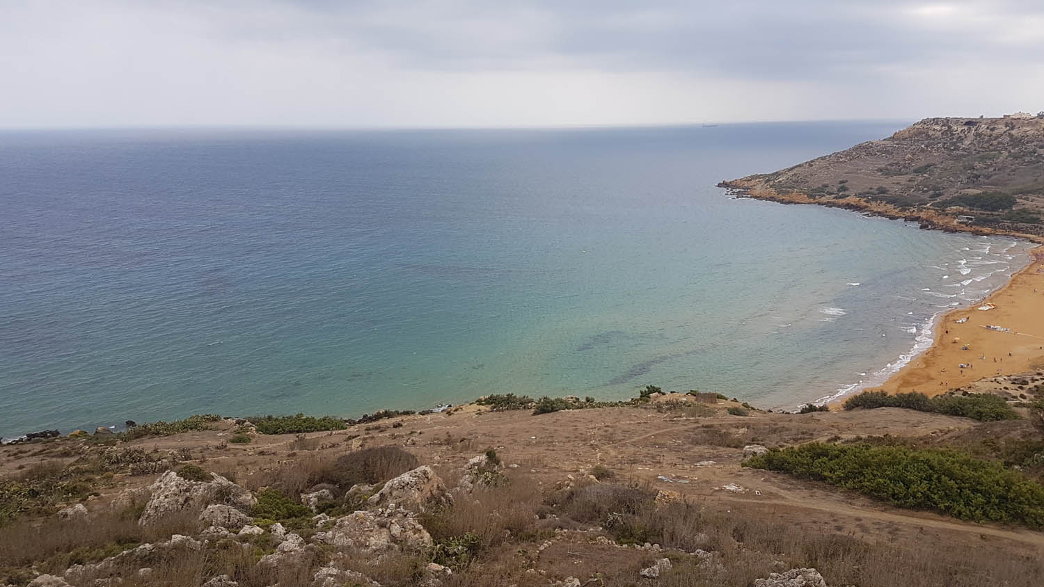 Ramla Bay vista do penhasco onde fica a Calypso Cave, em Gozo - Malta