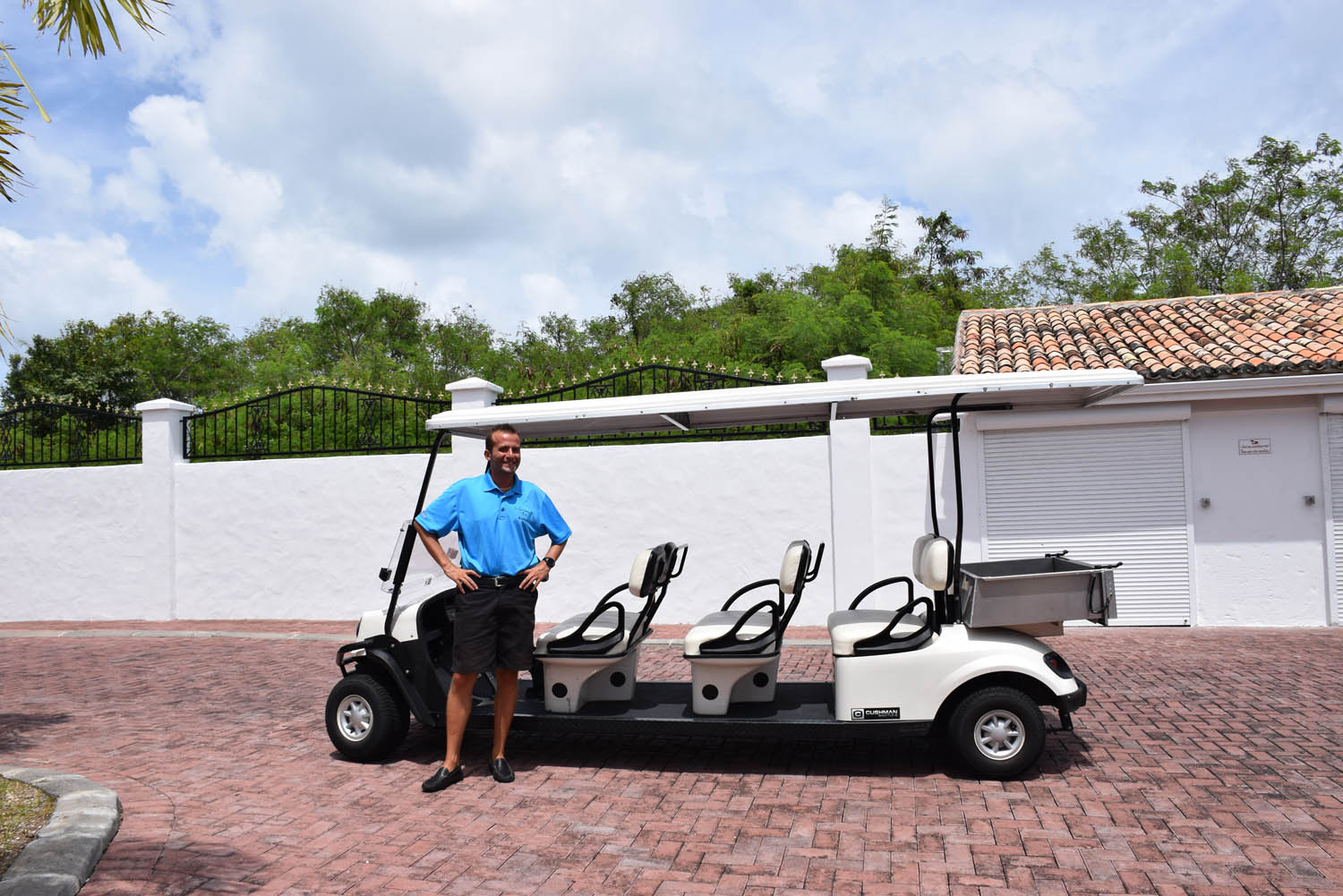 O nosso mordomo com seu carrinho de golf, para transportar hóspedes dentro do hotel