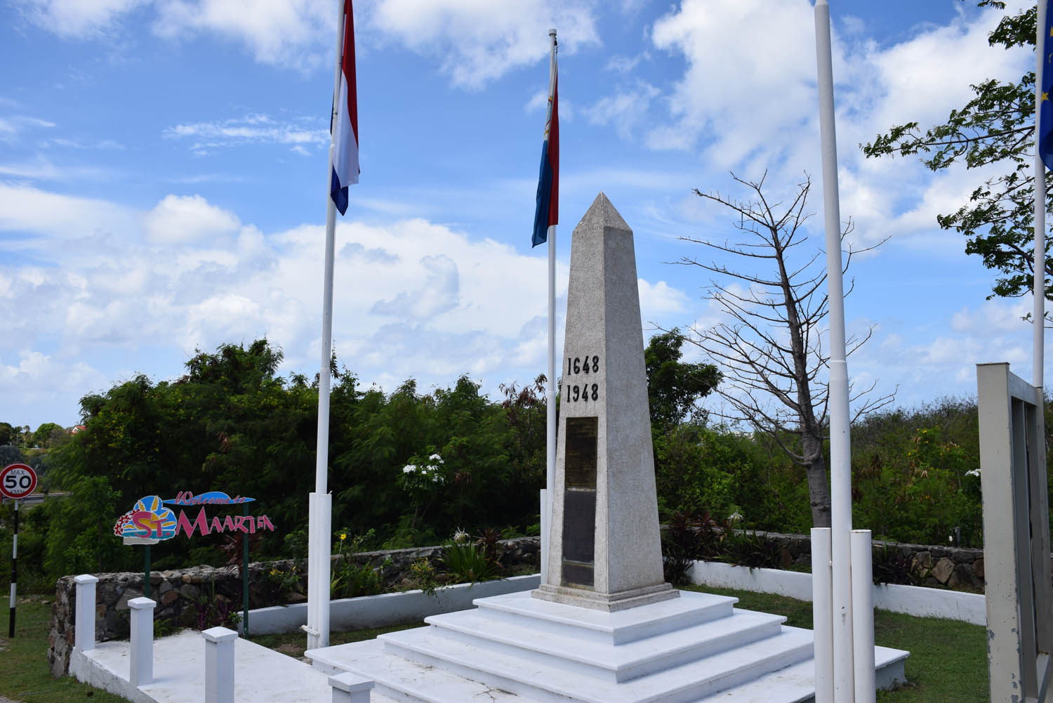 Obelisco da fronteira: St. Martin & St. Maarten