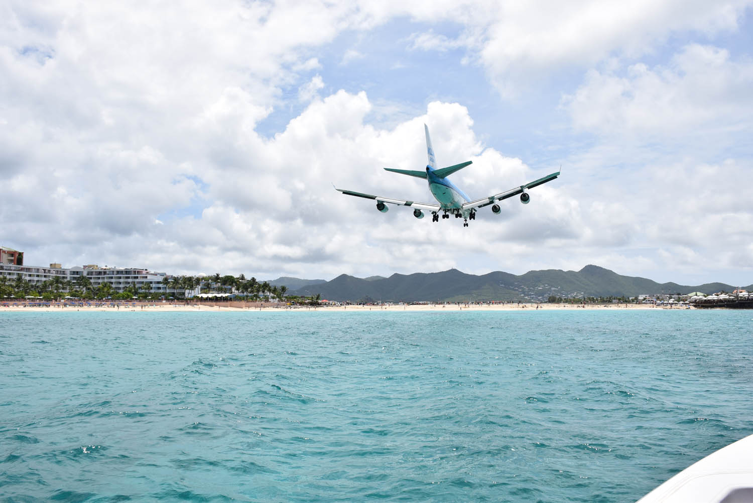 Avião gigaaaante da KLM aterrizando em St. Martin (Maho Beach)